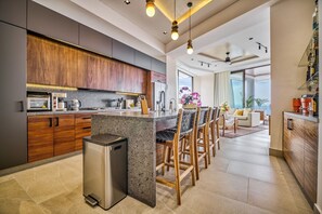 Kjøleskap, mikrobølgeovn, ovn og kokeplater