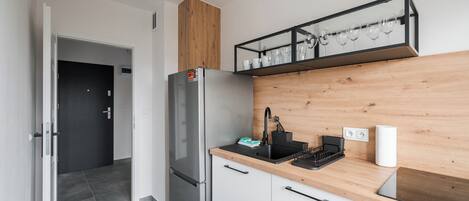 Fridge, stovetop, dishwasher, toaster