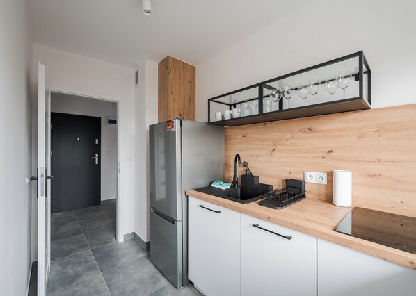 Fridge, stovetop, dishwasher, toaster