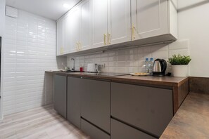 Frigorífico, placa de cocina y tostadora