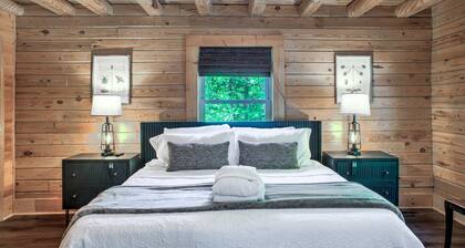 Laughing Logs: Mountain Cabin with Hot Tub, Games, & Stunning Views