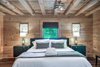 Laughing Logs: Mountain Cabin with Hot Tub, Games, & Stunning Views