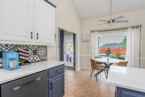 Fridge, microwave, oven, stovetop - Halcyon Oasis-POOL+Dog Friendly/Close to Eastchase (Montgomery)