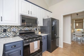 Refrigerador, microondas, horno, placa de cocina