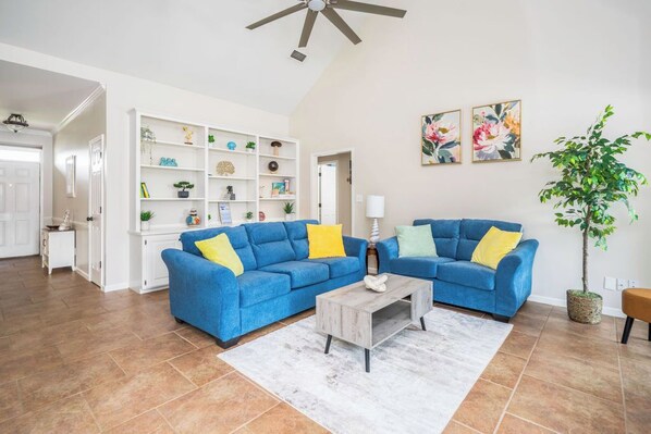 Smart TV, fireplace - Halcyon Oasis-POOL+Dog Friendly/Close to Eastchase (Montgomery)