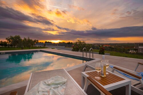 Discover unforgettable sunsets at Sunset Villa, Halkidiki's hidden gem