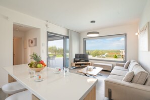 Fernseher, Bücher, Stereoanlage