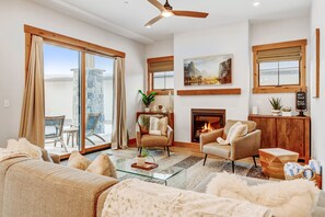 Smart-TV, Kamin, Videothek, Arbeitsbereiche