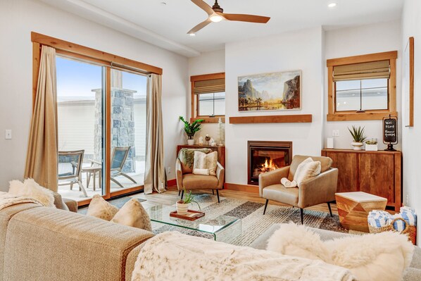 Smart-TV, peis, filmbibliotek og kontorer