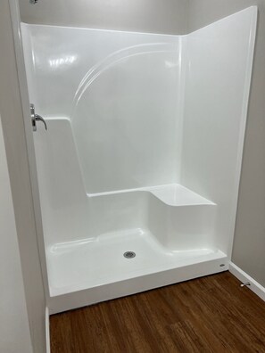 Shower, hair dryer, towels, soap - Charming 4-bedroom house in Augusta Less than three miles from the Masters (Augusta)