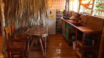 Tree House | Private kitchen | Full-size fridge, stovetop, cookware/dishes/utensils