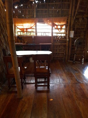 Casa sull'albero | Cucina privata | Frigorifero con congelatore, piano cottura, pentole/stoviglie/utensili