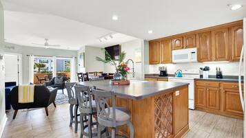 Refrigerador, microondas, horno, placa de cocina