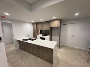 Microondas, horno, placa de cocina, lavavajillas