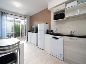 Fridge, microwave, dishwasher, coffee/tea maker - Villa Valras-Plage, garden, pool (Sérignan)