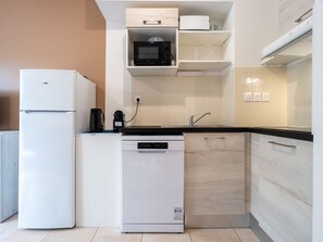 Fridge, microwave, dishwasher, coffee/tea maker