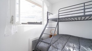 1 chambre, fer et planche à repasser