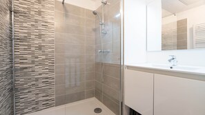 Douche, sèche-cheveux