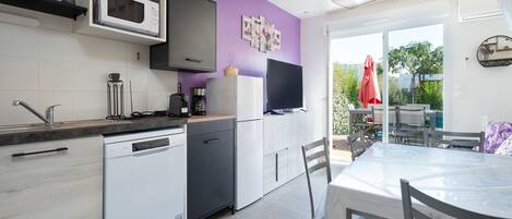 Fridge, microwave, dishwasher, coffee/tea maker