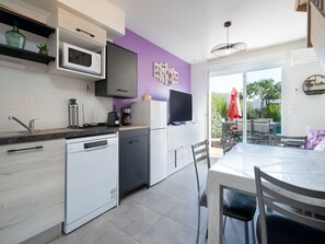 Fridge, microwave, dishwasher, coffee/tea maker