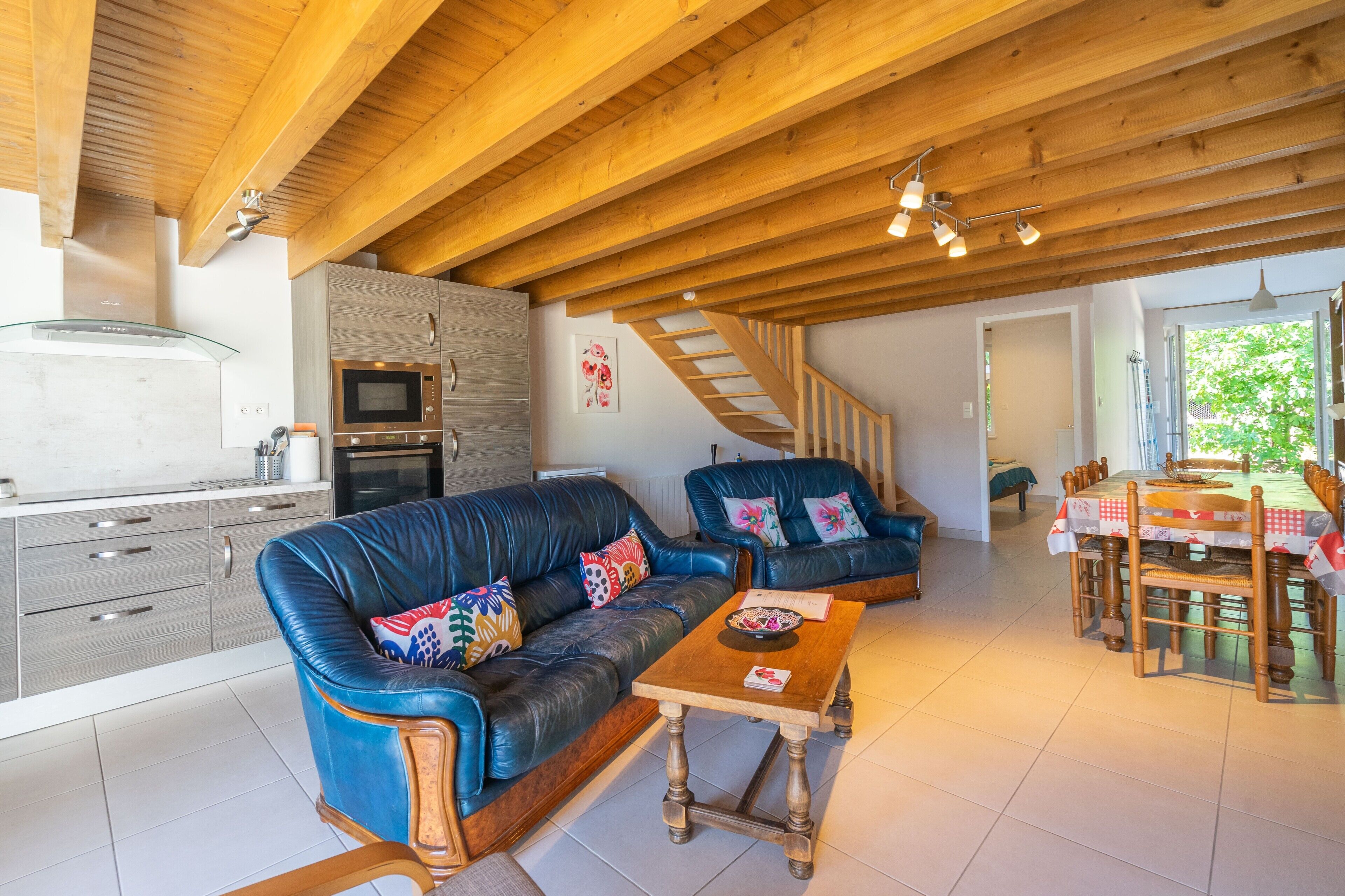 Tv, dvd-afspiller, bordtennisbord