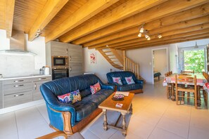 Fernseher, DVD-Player, Tischtennisplatte