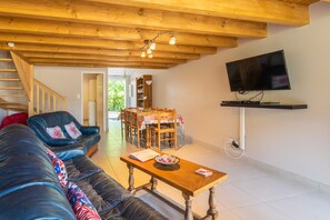 TV, DVD player, ping pong - Holiday Home 'Chèvrefeuille' with Shared Pool, Private Terrace and Wi-Fi (Saint-Seurin-de-Palenne)