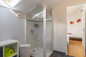 Douche, séchoir à cheveux, serviettes fournies