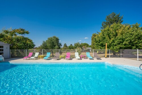 Holiday Home 'Pâquerette' with Shared Pool, Private Terrace and Wi-Fi