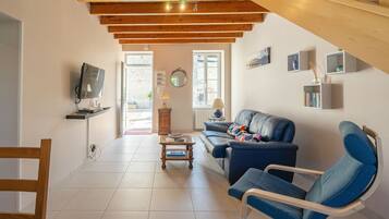 Een televisie, een dvd-speler en een tafeltennistafel