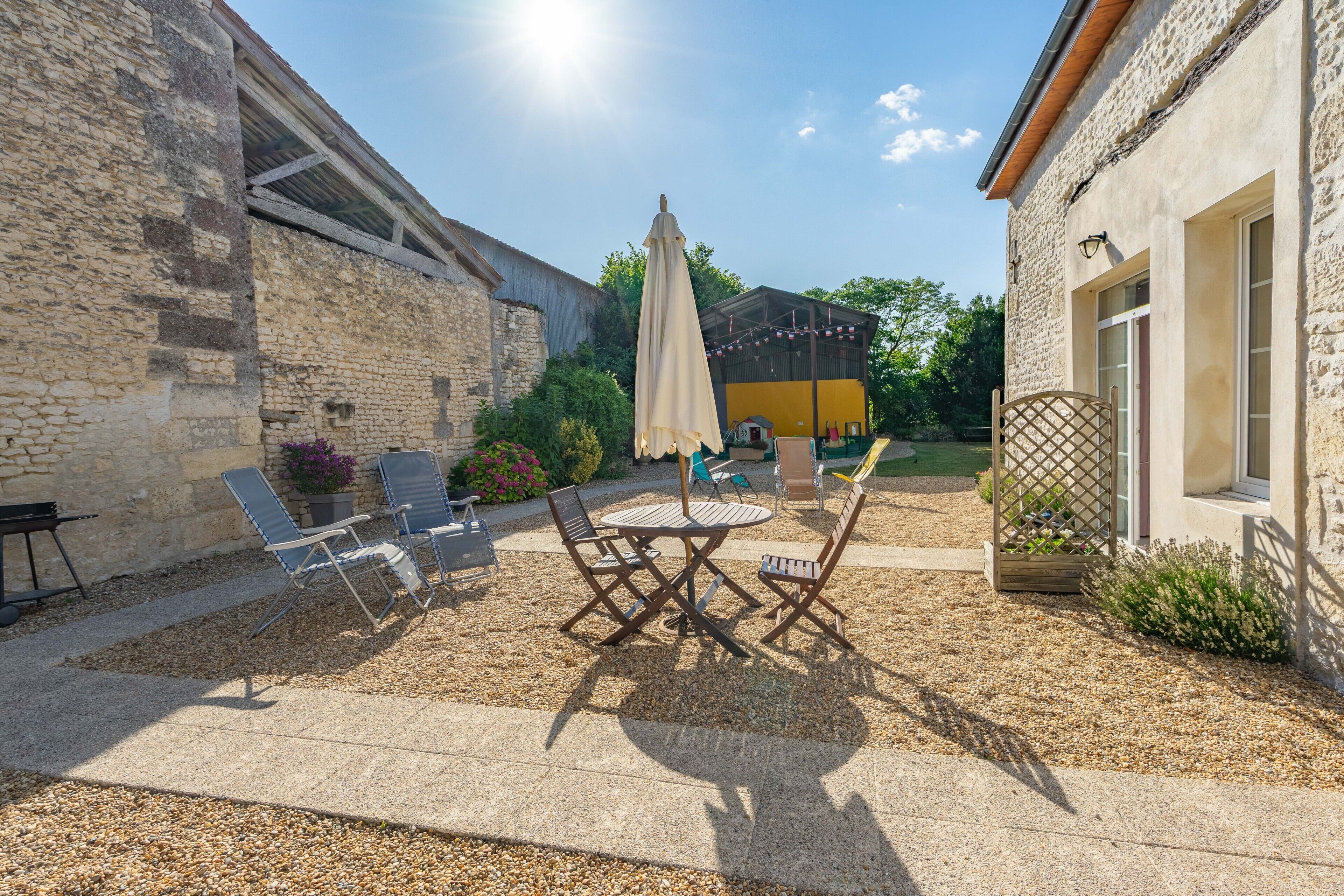 Une terrasse avec des meubles d’extérieur et une pergola.