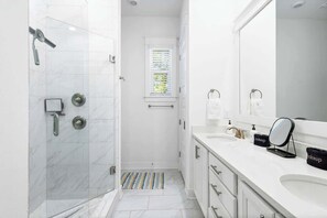 Dusche, Haartrockner, Shampoo