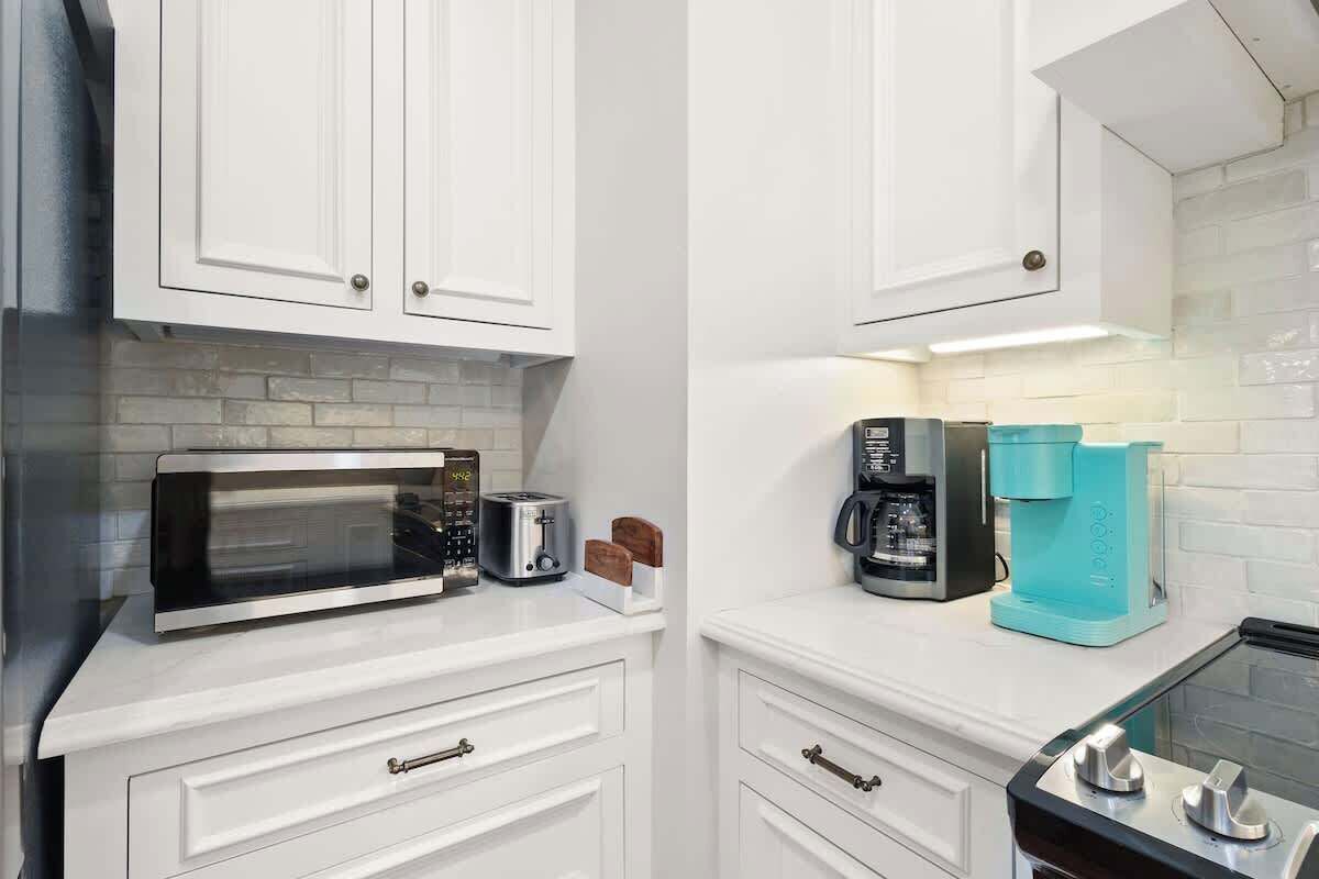 Refrigerador, microondas, horno y parrilla de estufa 