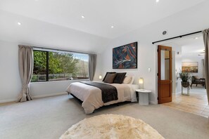 6 habitaciones, tabla de planchar con plancha y cuna de viaje 