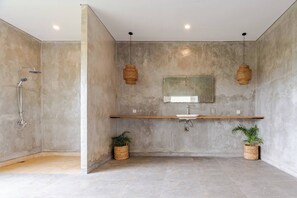Dusche, Whirlpool, Haartrockner, Bidet