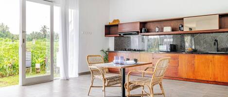 Jääkaappi, mikroaaltouuni, liesi, kahvin-/teenkeitin