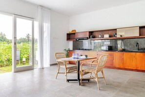 Fridge, microwave, stovetop, coffee/tea maker - Bali Alam Villa (Tembuku, Bangli,)
