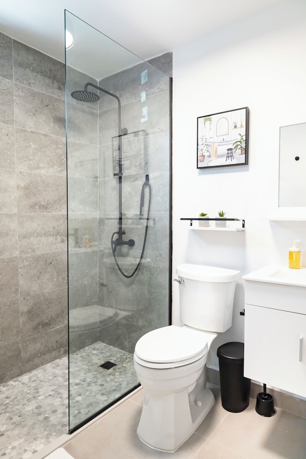 Dusche, Haartrockner, Handtücher, Seife