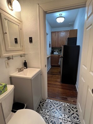 Bruser, hårtørrer, bidet, håndklæder