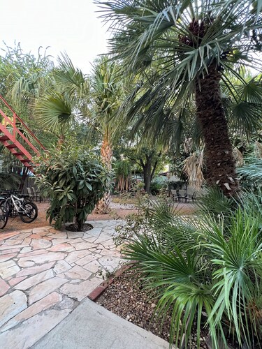 King William, Southtown Studio Condo! Steps from Riverwalk, Restaurants and fun!