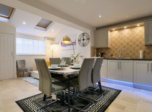 Dining - Spacious 5B Sunderland Home for Groups and Families (Sunderland)