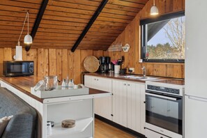 Fridge, microwave, oven, stovetop - Cozy holiday home with personal decor (Rødby)