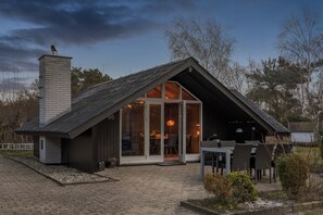 Outdoor dining - Cozy holiday home with personal decor (Rødby)