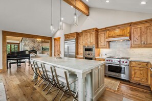 冷蔵庫、電子レンジ、オーブン、コンロ