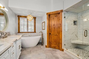 Dusche, Whirlpool, Haartrockner, Handtücher