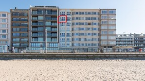 Un edificio moderno a più piani, con balconi e ampie finestre.