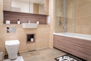 Serviettes fournies, savon, papier toilette