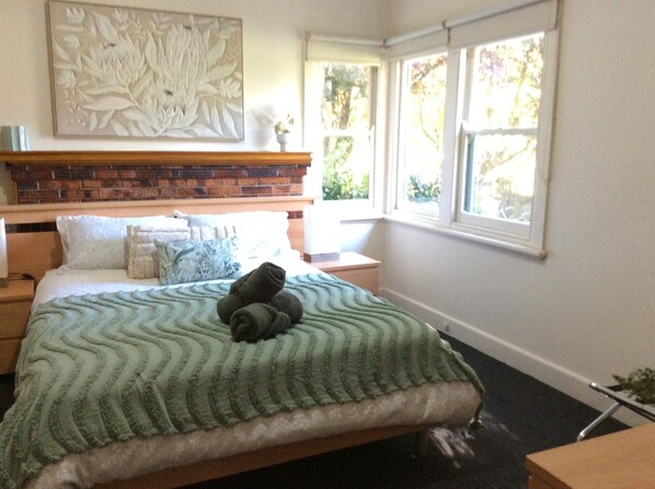 3 habitaciones, escritorio y tabla de planchar con plancha