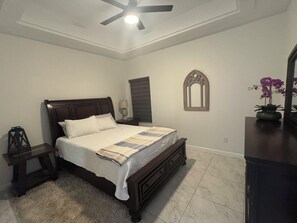 3 slaapkamers, een strijkplank/strijkijzer, wifi, beddengoed