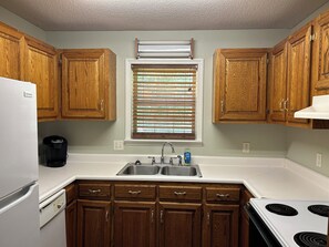 Fridge, microwave, oven, stovetop - Papa's Place- A Quiet Getaway (Statesboro)